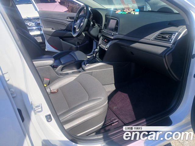 Hyundai AVANTE 2018 — photo 13
