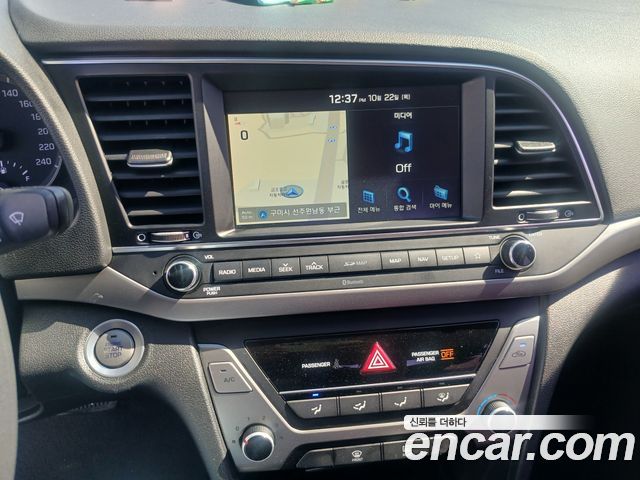 Hyundai AVANTE 2018 — photo 17