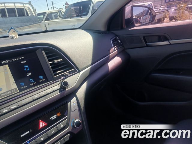 Hyundai AVANTE 2018 — photo 19