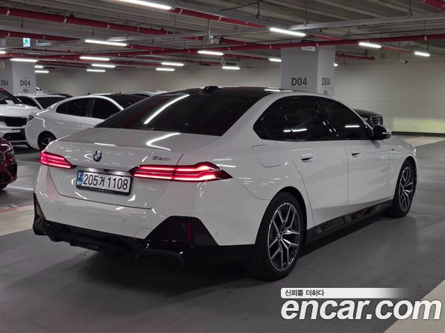 BMW 5-Series 2025 — photo 2