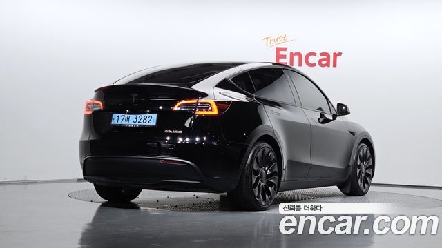Tesla Model Y 2023 — photo 2