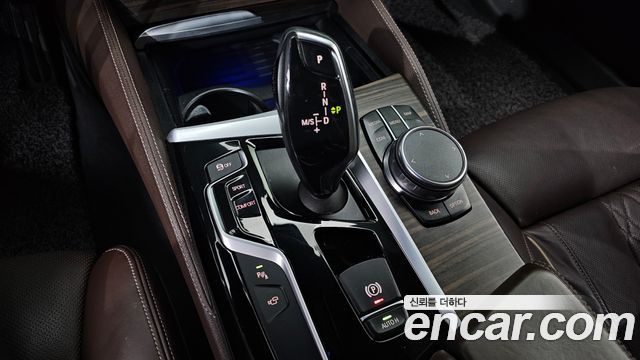 BMW 5-Series 2017 — photo 9