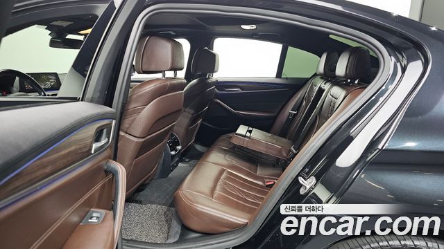 BMW 5-Series 2017 — photo 11