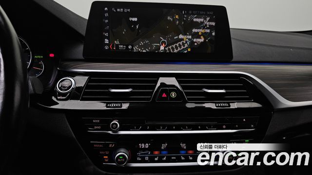 BMW 5-Series 2017 — photo 14