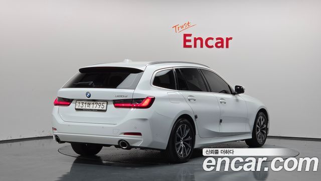 BMW 3-Series 2023 — photo 2