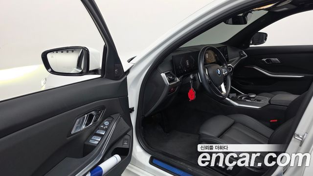 BMW 3-Series 2023 — photo 13