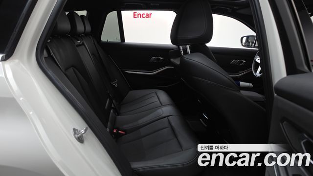 BMW 3-Series 2023 — photo 17