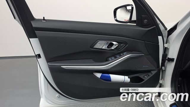BMW 3-Series 2023 — photo 14