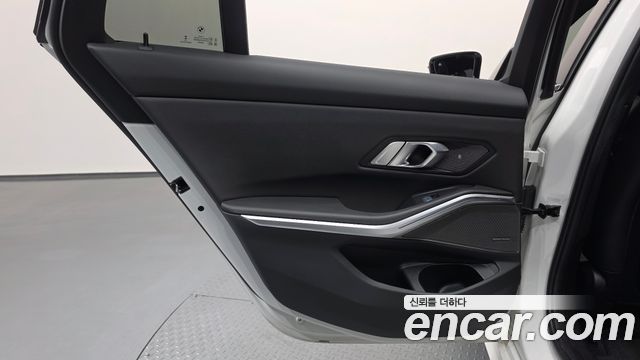 BMW 3-Series 2023 — photo 15