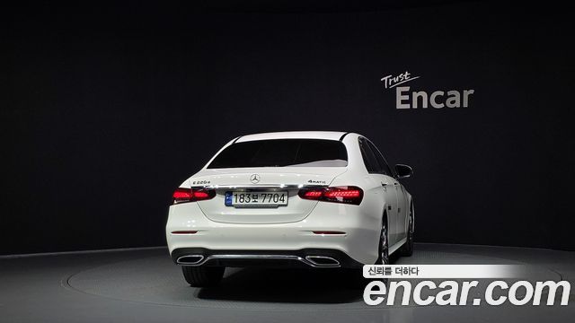 Mercedes-Benz E-Class 2023 — photo 4