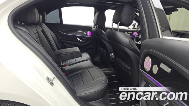 Mercedes-Benz E-Class 2023 — photo 18