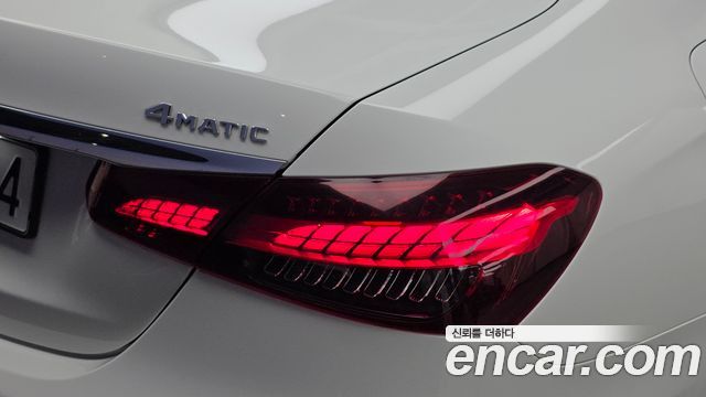 Mercedes-Benz E-Class 2023 — photo 9