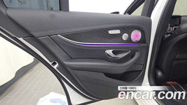 Mercedes-Benz E-Class 2023 — photo 15