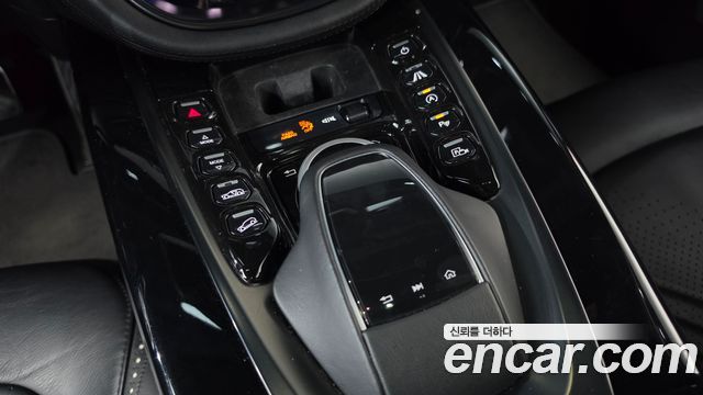 Aston Martin DBX 2021 — photo 12