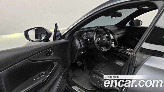 Aston Martin DBX 2021 — photo 13