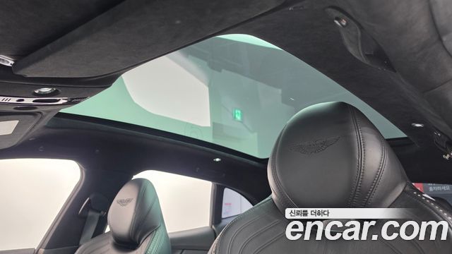 Aston Martin DBX 2021 — photo 22