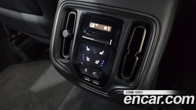 Aston Martin DBX 2021 — photo 25