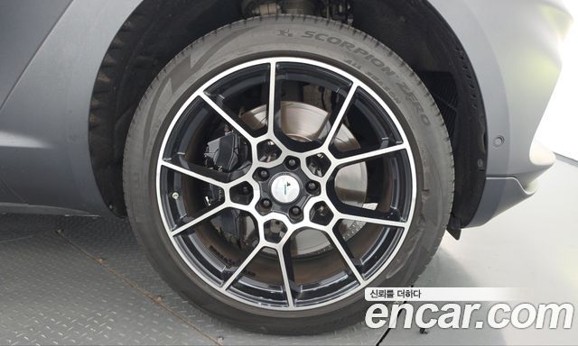 Aston Martin DBX 2021 — photo 7