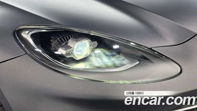 Aston Martin DBX 2021 — photo 8