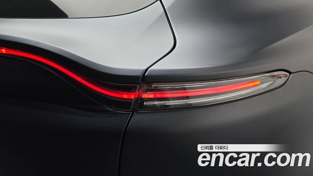 Aston Martin DBX 2021 — photo 9