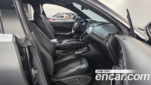 Aston Martin DBX 2021 — photo 16