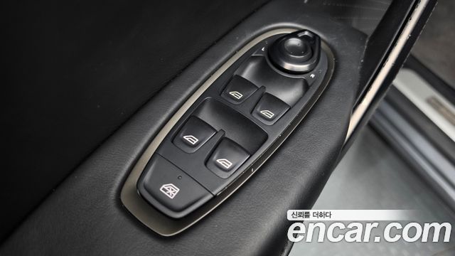 Aston Martin DBX 2021 — photo 30