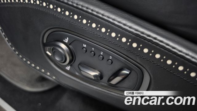 Aston Martin DBX 2021 — photo 32