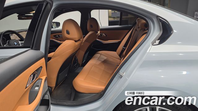 BMW 3-Series 2023 — photo 17