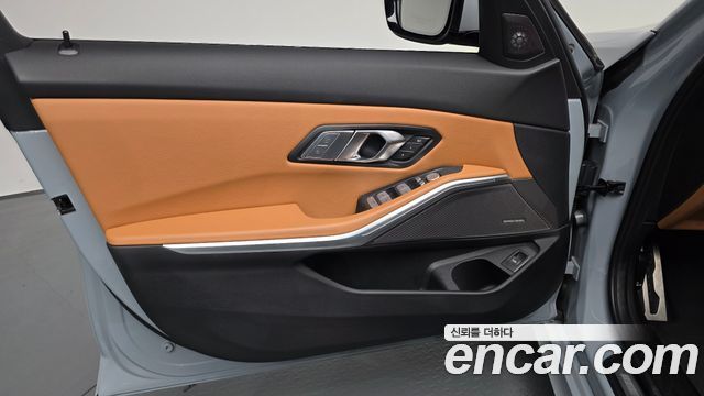 BMW 3-Series 2023 — photo 14