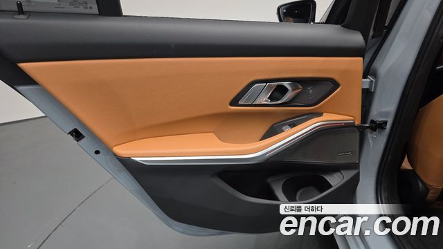 BMW 3-Series 2023 — photo 15