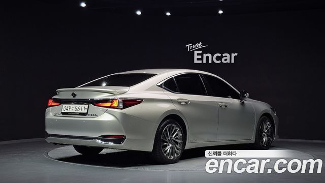 Lexus ES 2019 — photo 2
