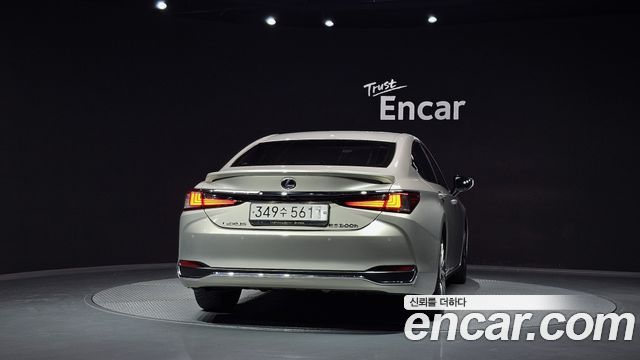 Lexus ES 2019 — photo 4