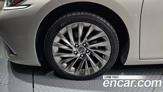 Lexus ES 2019 — photo 5