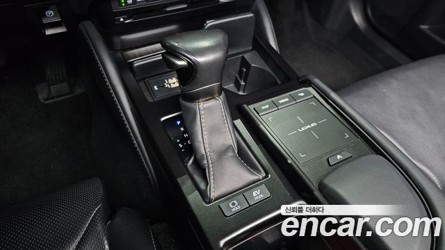 Lexus ES 2019 — photo 12