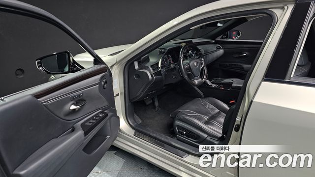Lexus ES 2019 — photo 13