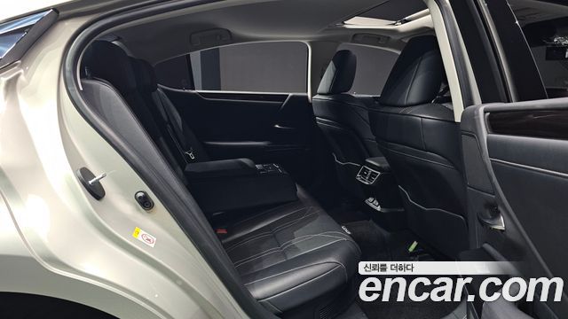 Lexus ES 2019 — photo 17