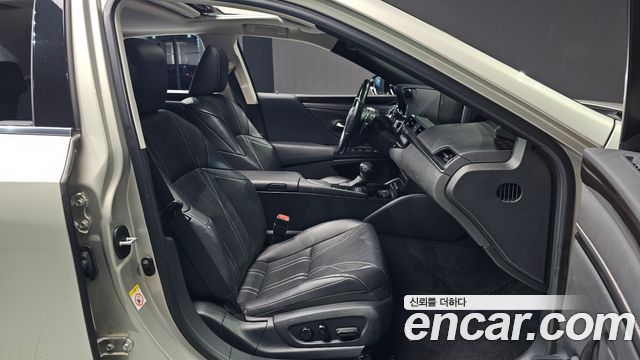 Lexus ES 2019 — photo 18