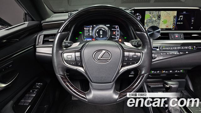 Lexus ES 2019 — photo 19
