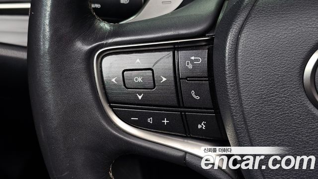 Lexus ES 2019 — photo 20