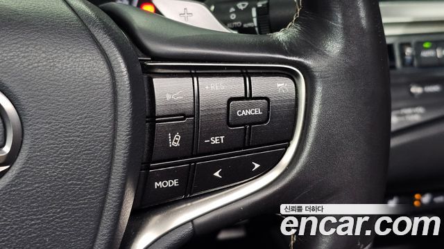 Lexus ES 2019 — photo 21