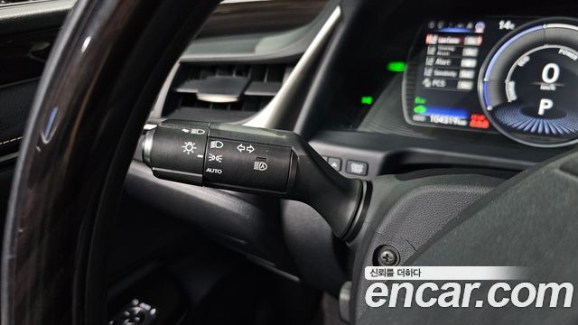Lexus ES 2019 — photo 23