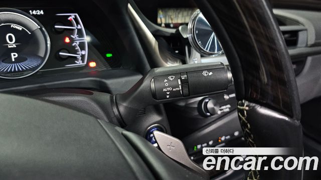 Lexus ES 2019 — photo 24