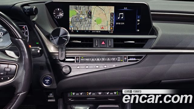 Lexus ES 2019 — photo 25