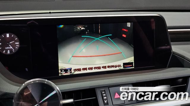 Lexus ES 2019 — photo 26