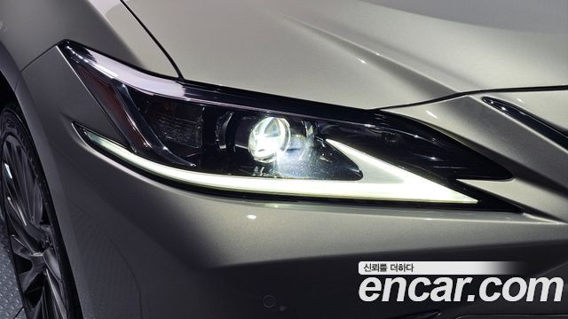 Lexus ES 2019 — photo 8