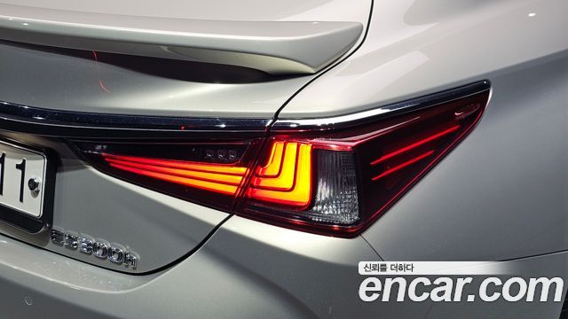 Lexus ES 2019 — photo 9
