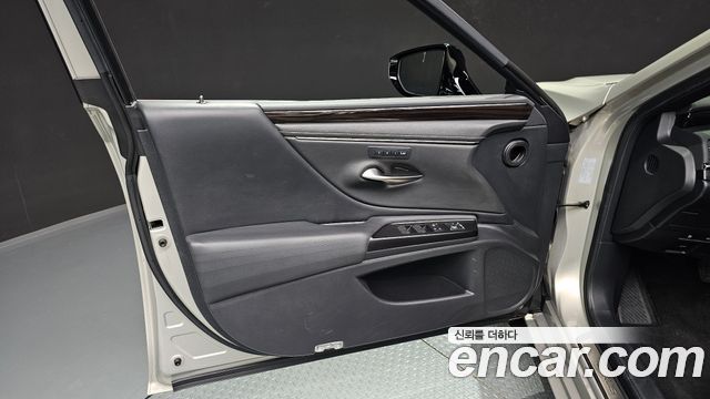 Lexus ES 2019 — photo 14