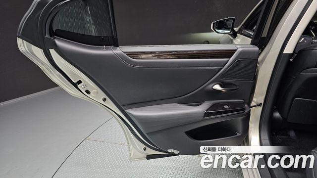 Lexus ES 2019 — photo 15