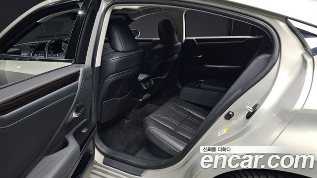 Lexus ES 2019 — photo 16