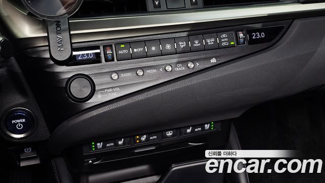 Lexus ES 2019 — photo 28